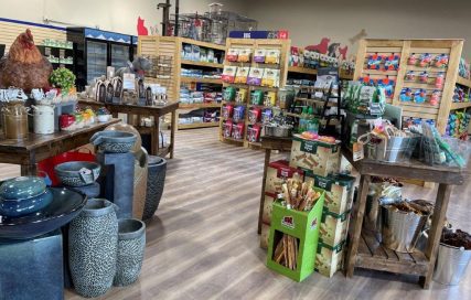 Feeds'n Needs Interior Photo
